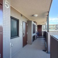 目黒区目黒本町の賃貸物件/部屋は最上階の5階。室内とのギャップが面白い