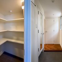 杉並区西荻北の賃貸物件/玄関とシューズクローゼット　シューズクローゼットにベビーカーを置いておくこともできそう