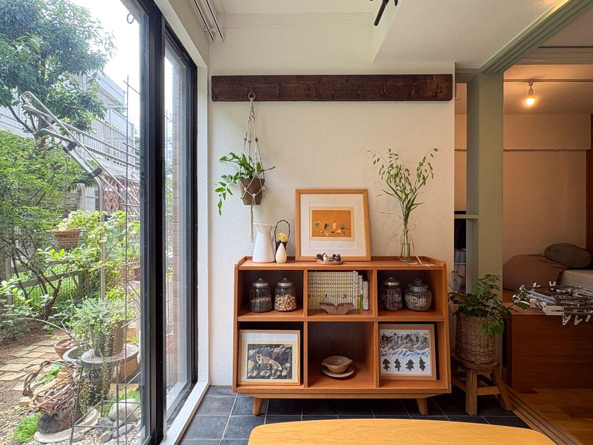 練馬区石神井台の売買物件/サンルーム　南向きのため直射ではなく柔らかに光が入り込む　ここで本を読みたい