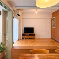 練馬区石神井台の売買物件/1段上がった小上がりスペースは、パイン材でより柔らかな質感　ダイニングと高さを少し変えるだけで、ごろ寝しても気にならない