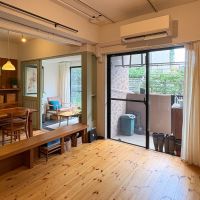 練馬区石神井台の売買物件/小上がりのリビング　ダイニングとのあいだにある造作の家具はダイニング側からはベンチになり、リビング側からはちょうどA4サイズの書類が置けるデスクになる