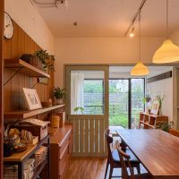 練馬区石神井台の売買物件/サンルームとは3連引戸で仕切ることもできる　引戸の柔らかなミントグリーンのカラーが、ヒアシンスハウスを想起させる