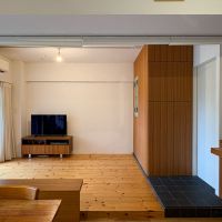 練馬区石神井台の売買物件/写真右手奥が寝室　寝室は窓側と廊下側の2方向に引き戸があり、回遊性と風通しが考えられた考えられたつくりになっている