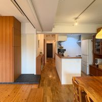 練馬区石神井台の売買物件/窓を背にした視点　床材が各所で違うところも見所のひとつ