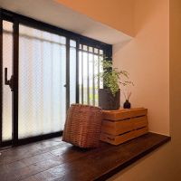 練馬区石神井台の売買物件/玄関の横の窓　出窓になっていて、風通しと採光性に一役買っている