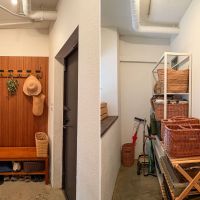 練馬区石神井台の売買物件/左：玄関のスペースはベンチを置けるよう広めに土間がとられている　　右：玄関の横は畑仕事の道具など、アウトドア系の物品置き場に