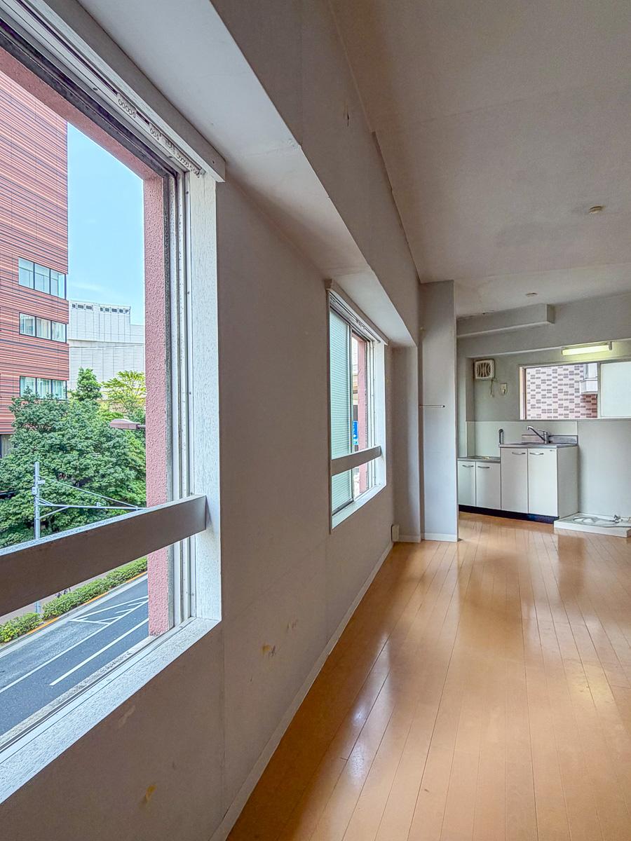 目黒区大橋の賃貸物件/窓際は広めの通りに面していて、窓を開けると開放感があります