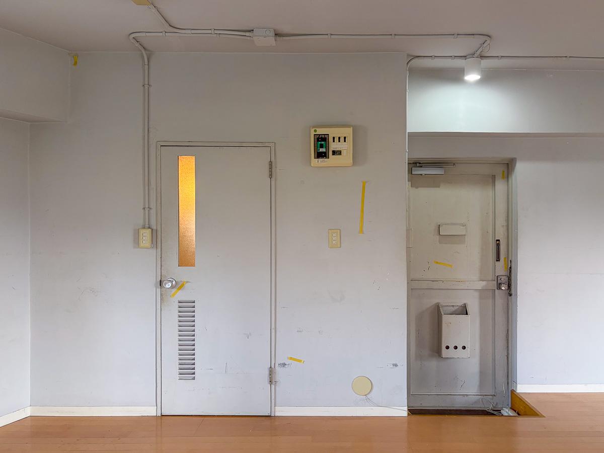 目黒区大橋の賃貸物件/玄関は部屋の真ん中に。左側には洗面室