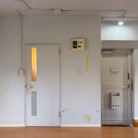 目黒区大橋の賃貸物件/玄関は部屋の真ん中に。左側には洗面室