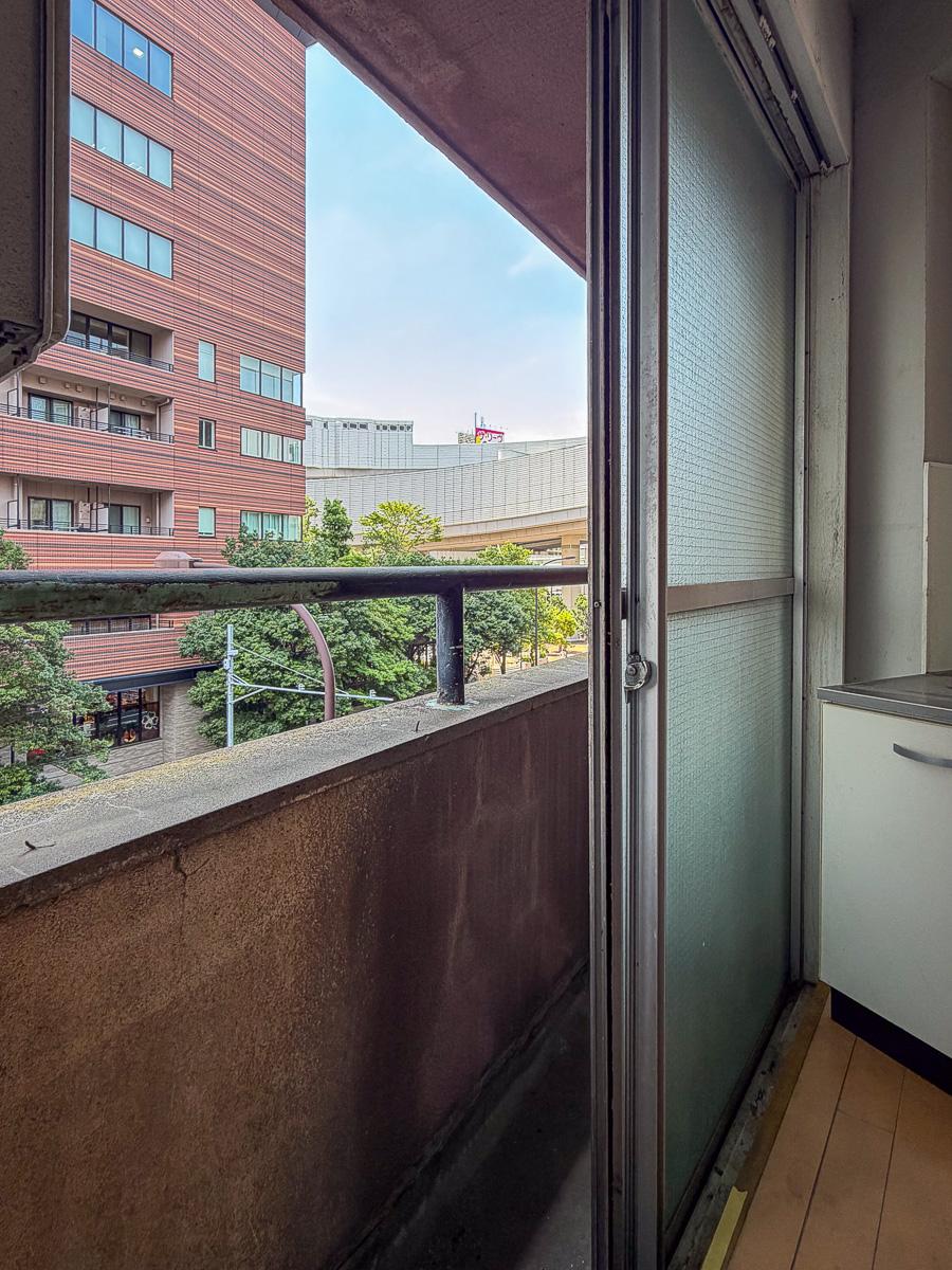 目黒区大橋の賃貸物件/バルコニは人が一人立てるかどうかの広さ