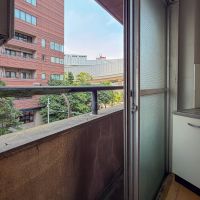 目黒区大橋の賃貸物件/バルコニは人が一人立てるかどうかの広さ