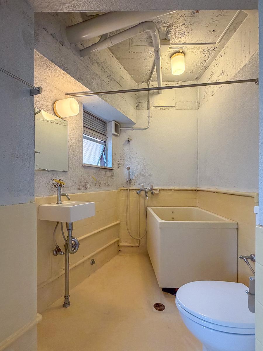 目黒区大橋の賃貸物件/バス・トイレは同室。古さは隠せませんが、それがまた良い雰囲気でもあります