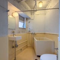 目黒区大橋の賃貸物件/バス・トイレは同室。古さは隠せませんが、それがまた良い雰囲気でもあります