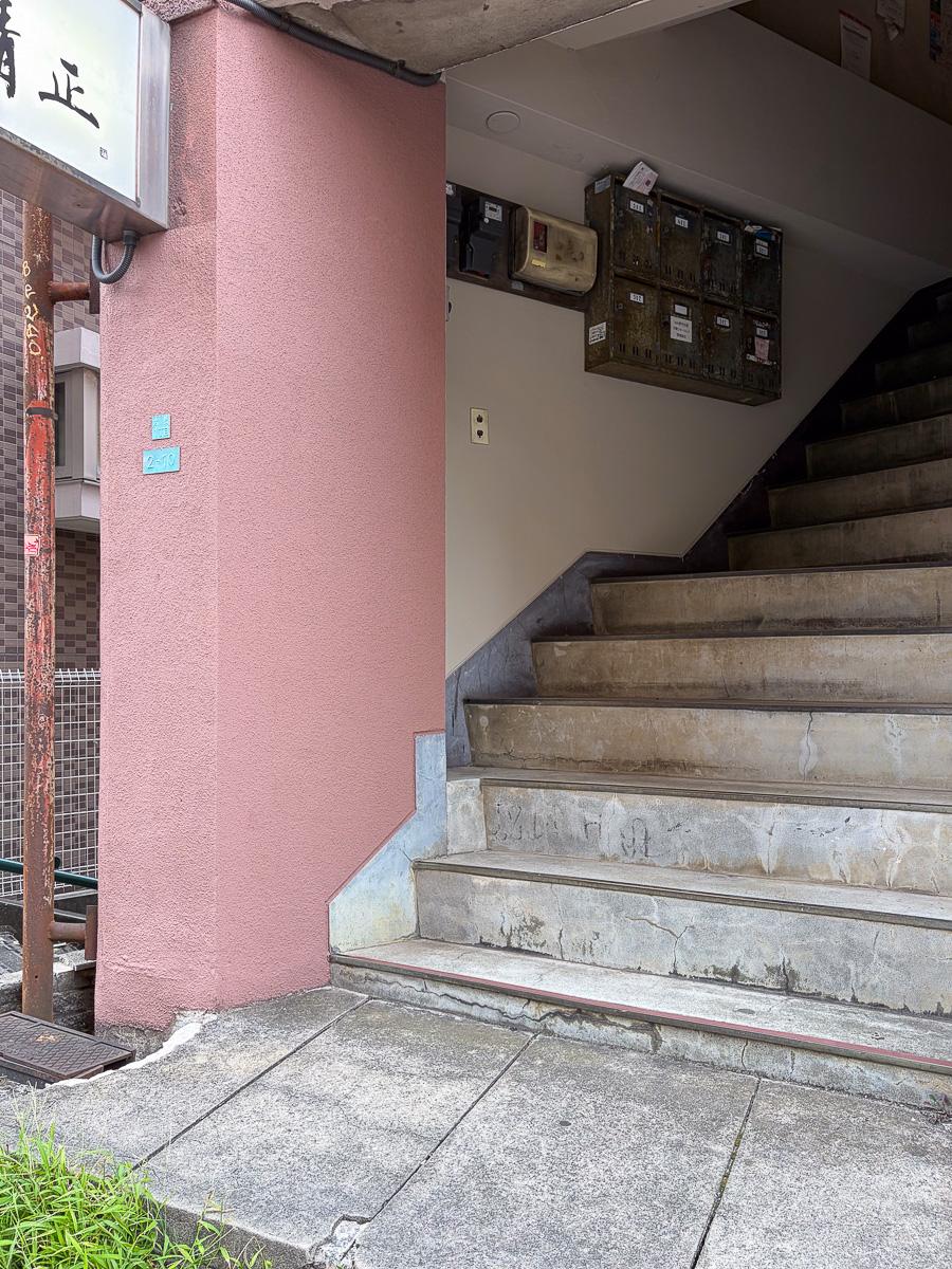 目黒区大橋の賃貸物件/エレベーターはなく、この階段から上がります。地下が1階にあたるため、実際は4階です。