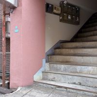 目黒区大橋の賃貸物件/エレベーターはなく、この階段から上がります。地下が1階にあたるため、実際は4階です。