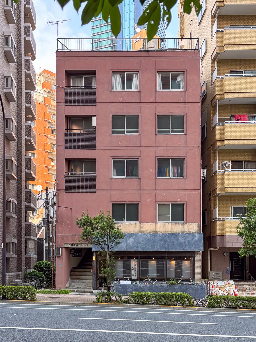 目黒区大橋の賃貸物件/外観。1階には雰囲気の良い蕎麦屋が入っています