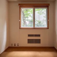 渋谷区代々木の賃貸物件/洋室。窓から見えるささやかな緑が印象的