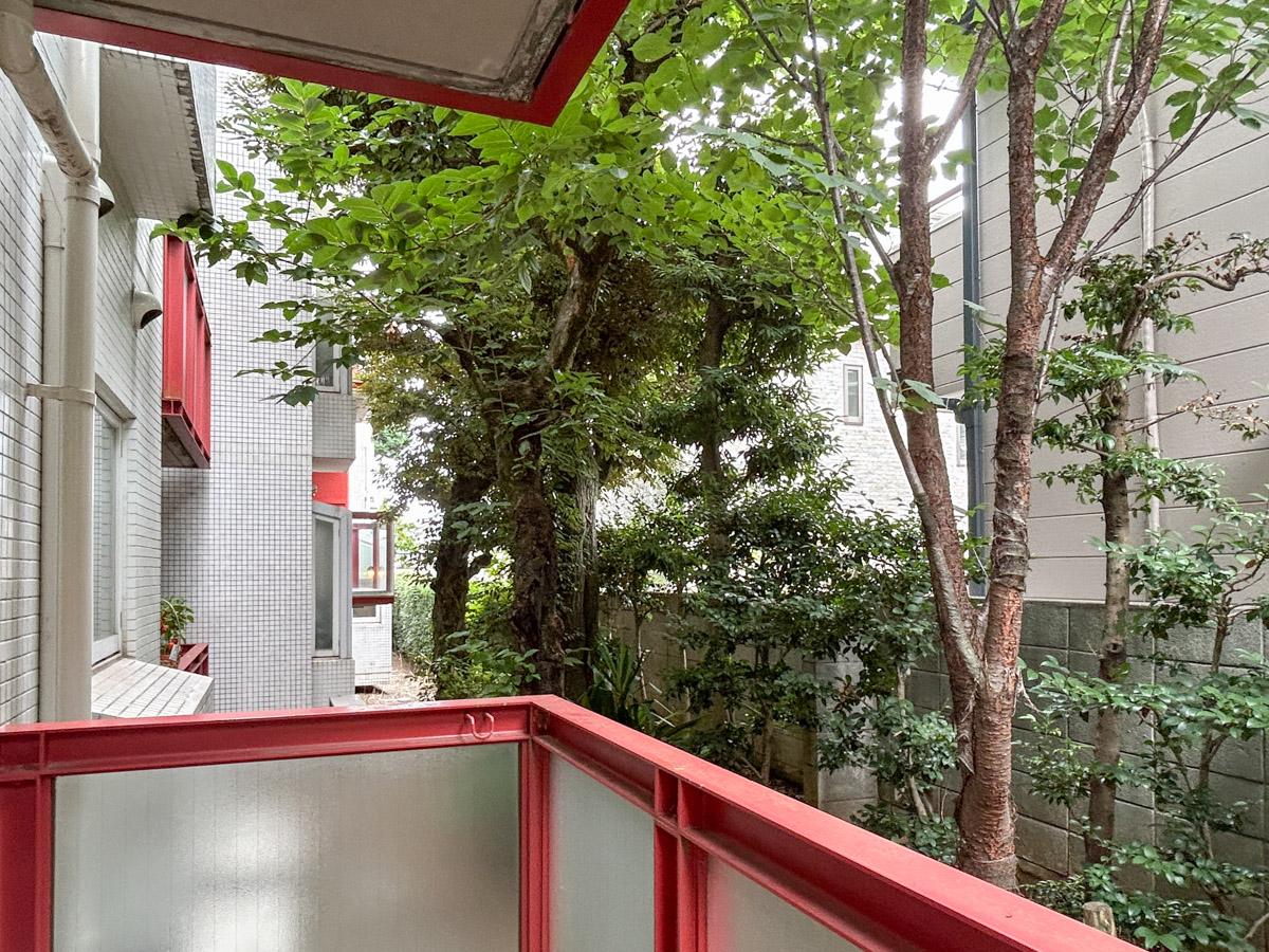 渋谷区代々木の賃貸物件/ベランダ前は植栽が
