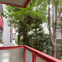 渋谷区代々木の賃貸物件/ベランダ前は植栽が