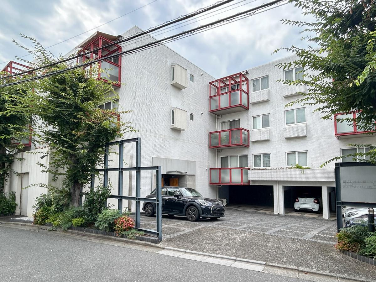 渋谷区代々木の賃貸物件/白いタイルに赤い鉄骨がアクセントとなっているモダンな外観