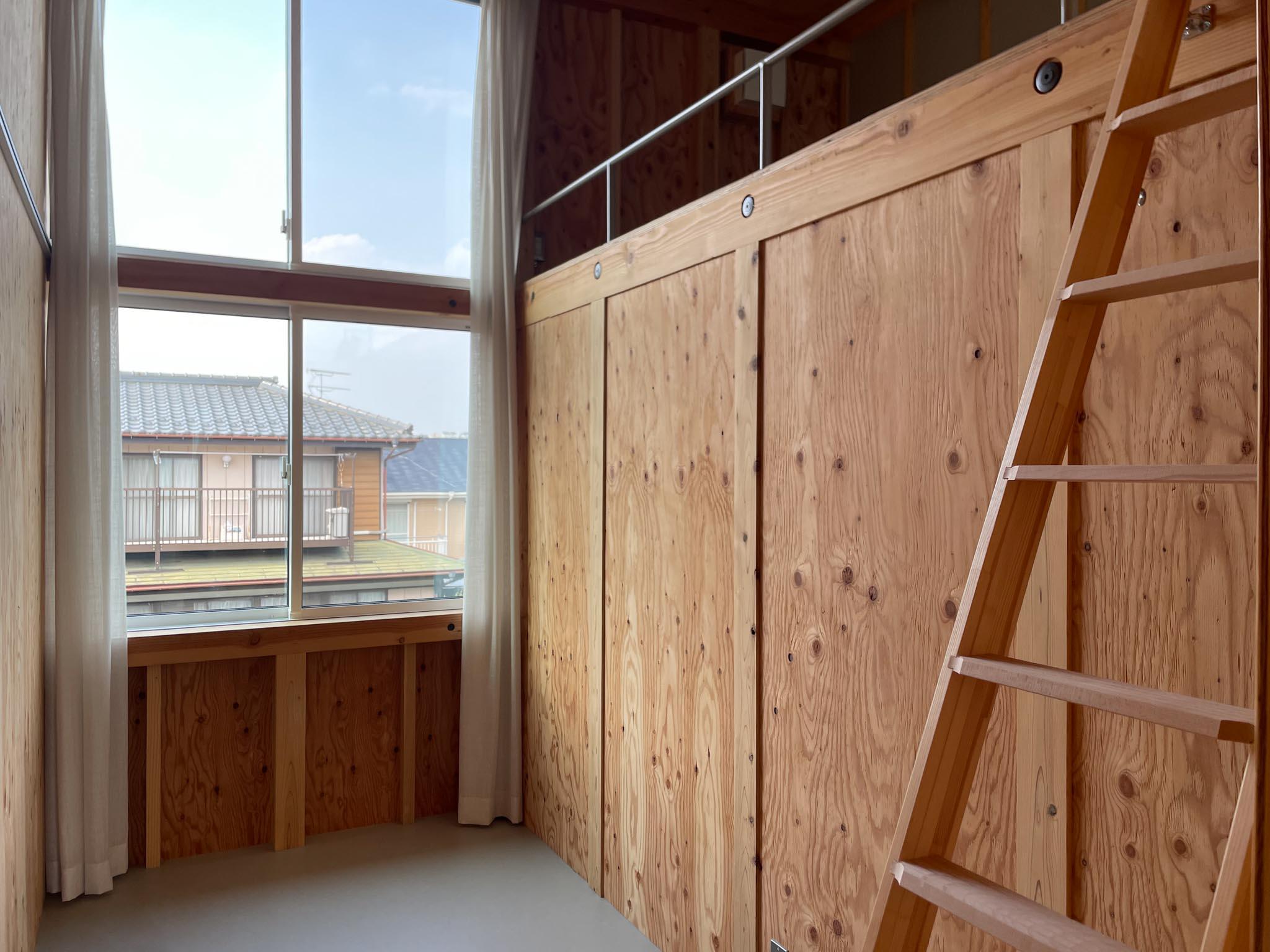 神奈川県川崎市麻生区岡上の賃貸物件/3.7畳洋室：風に揺れる長いカーテン。ワークスペースにいかがでしょうか