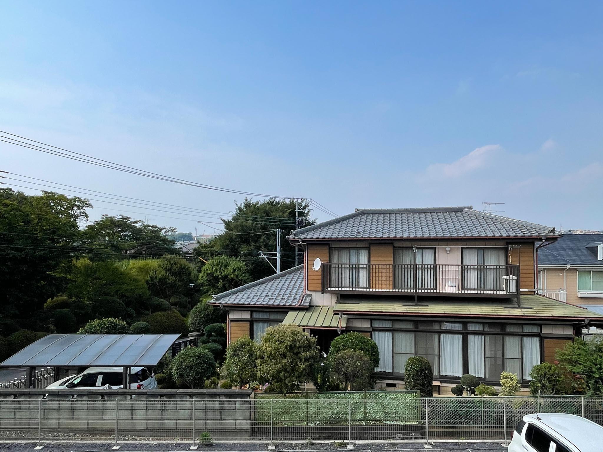 神奈川県川崎市麻生区岡上の賃貸物件/北側の窓の先に広がるのは、肩の力がふっと抜けるようなのどかな風景