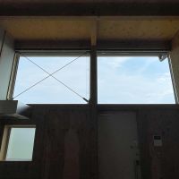神奈川県川崎市麻生区岡上の賃貸物件/玄関の上には空しか見えない大きな窓。ブラインドを降ろして光を調整できます