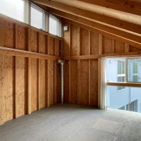 神奈川県川崎市麻生区岡上の賃貸物件/2階：勾配天井の先に設けられた窓から、自然光がたっぷりと入ります