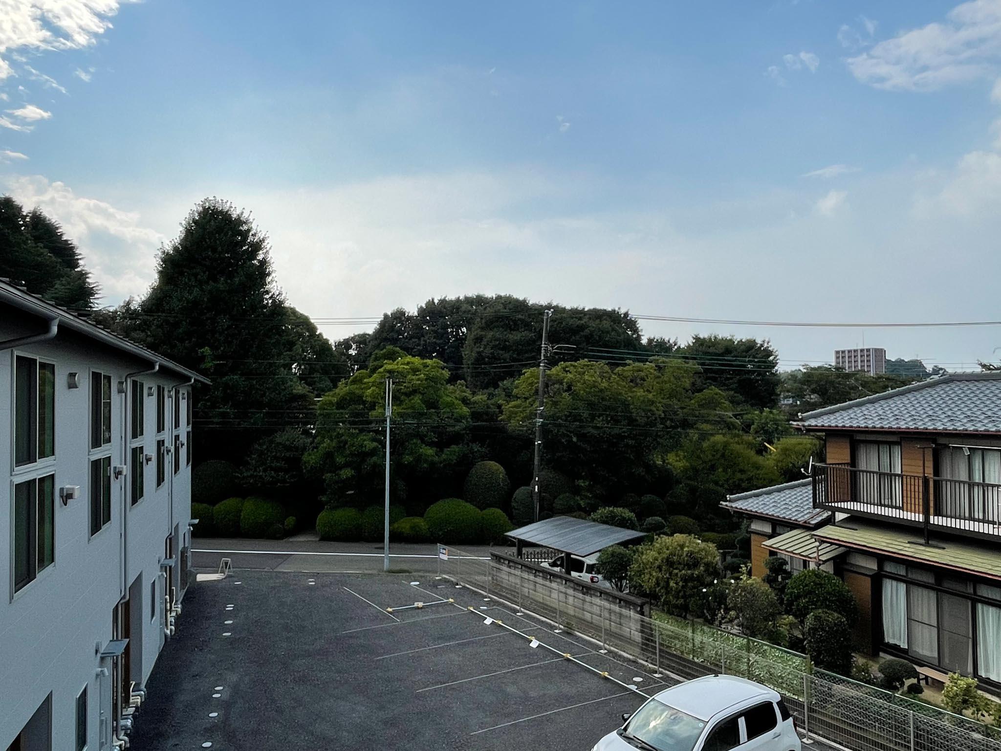 神奈川県川崎市麻生区岡上の賃貸物件/2階：窓の外の景色。敷地内の駐車場が見えます