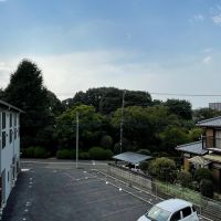 神奈川県川崎市麻生区岡上の賃貸物件/2階：窓の外の景色。敷地内の駐車場が見えます