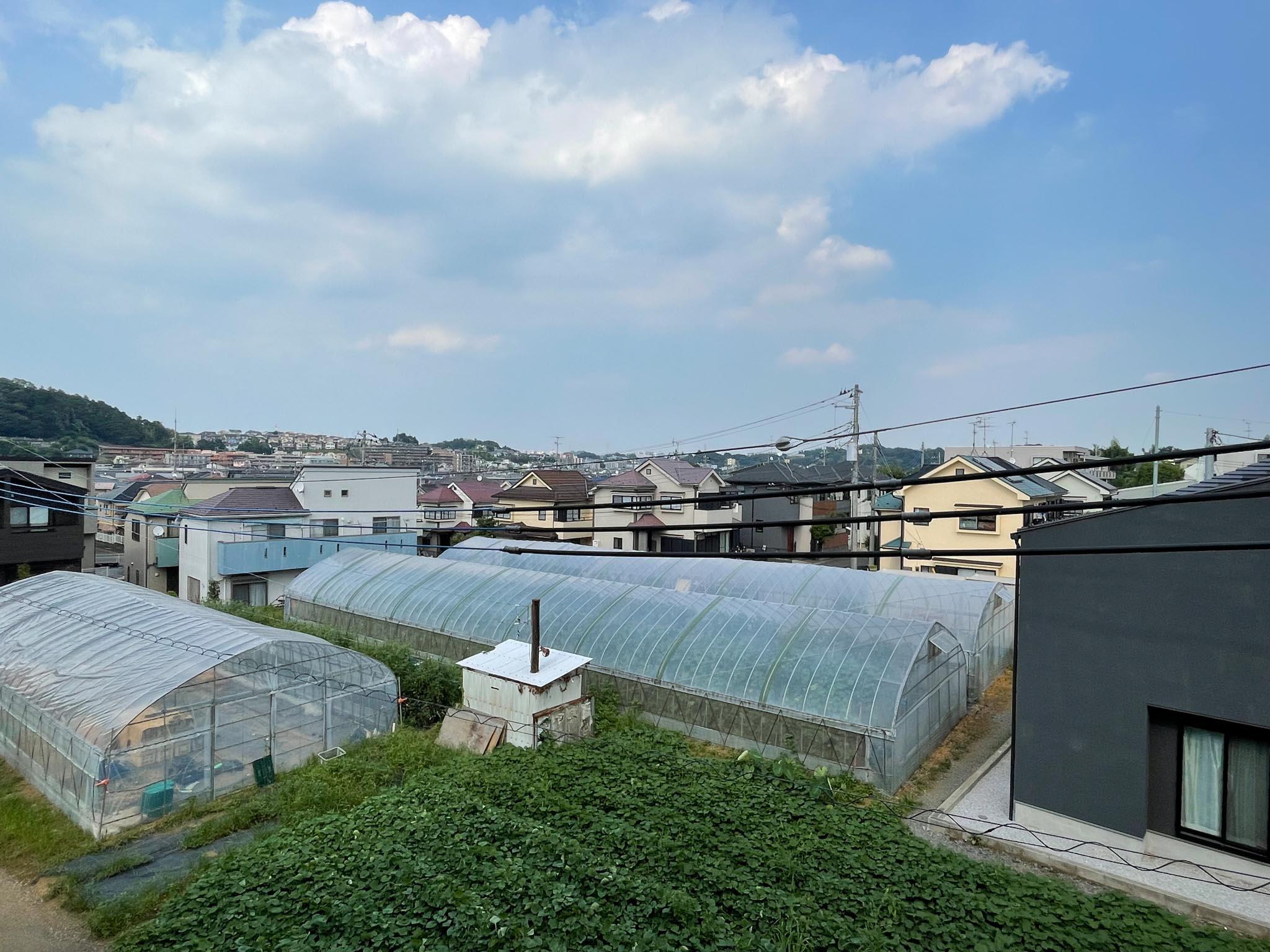 神奈川県川崎市麻生区岡上の賃貸物件/窓の先にはオーナーが営むビニールハウスの畑が広がります