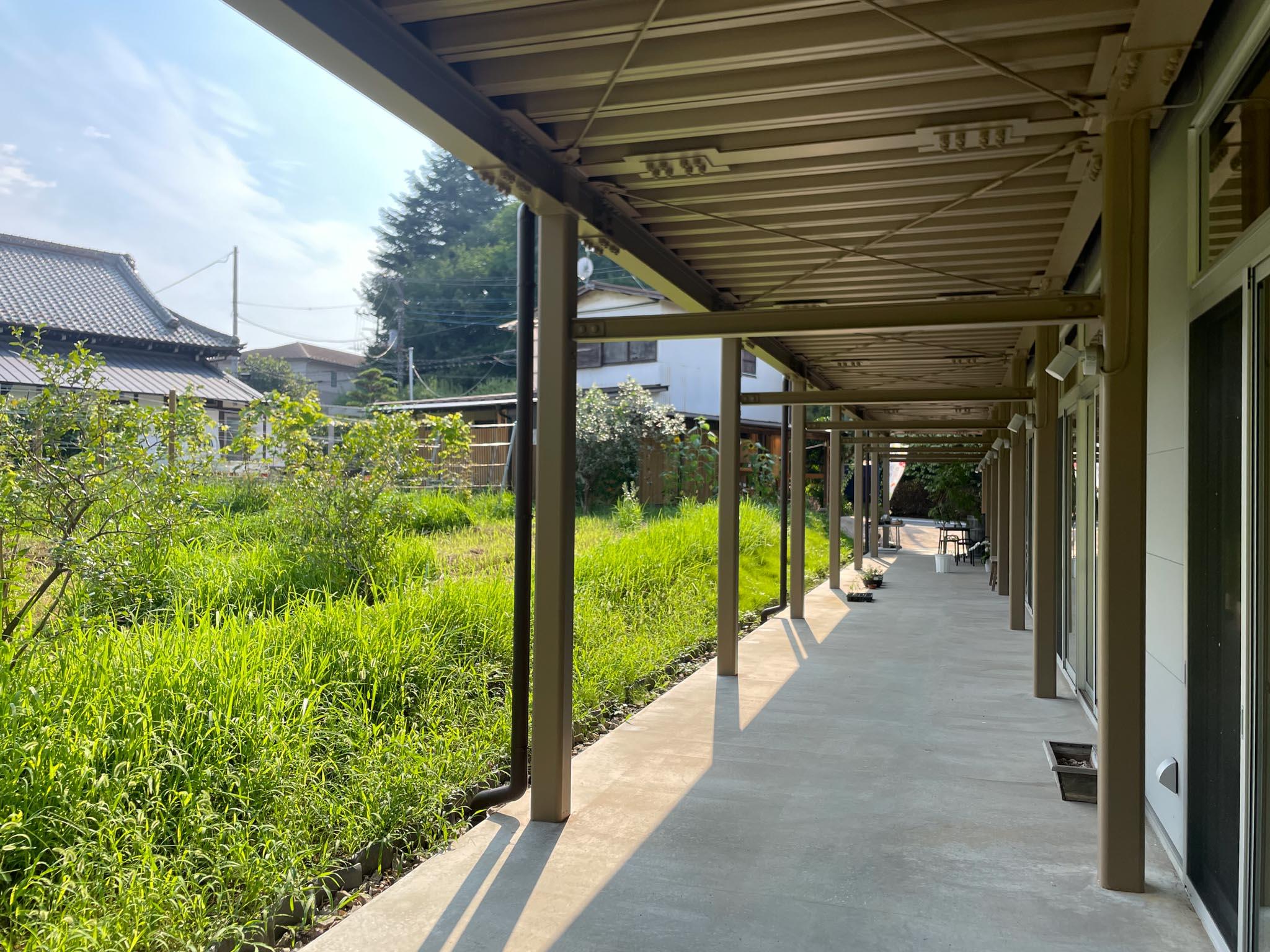 神奈川県川崎市麻生区岡上の賃貸物件/A棟の脇にはブドウ畑が広がります