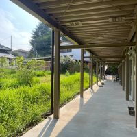 神奈川県川崎市麻生区岡上の賃貸物件/A棟の脇にはブドウ畑が広がります