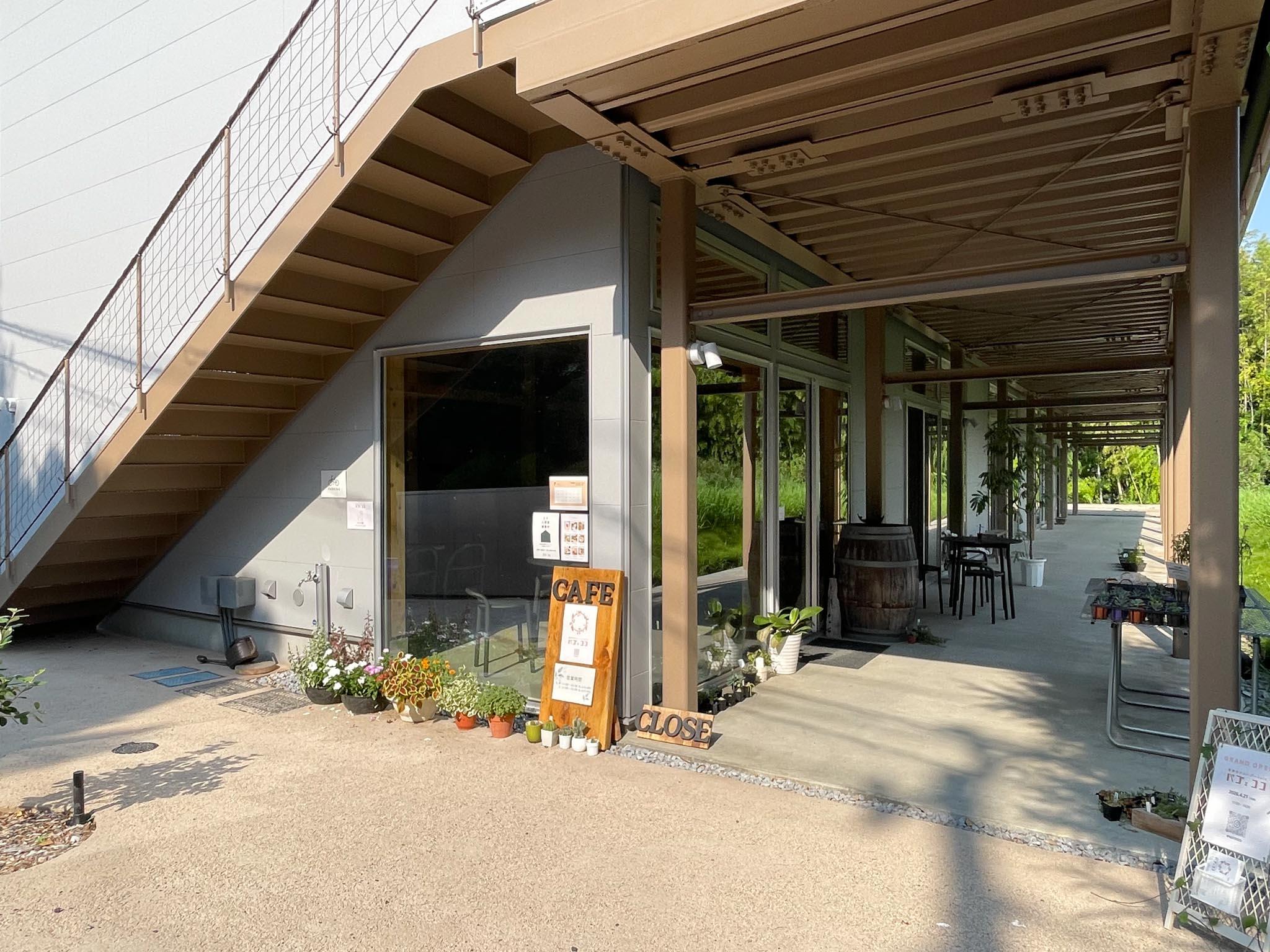 神奈川県川崎市麻生区岡上の賃貸物件/A棟の1Fにはオーナーが経営するカフェ