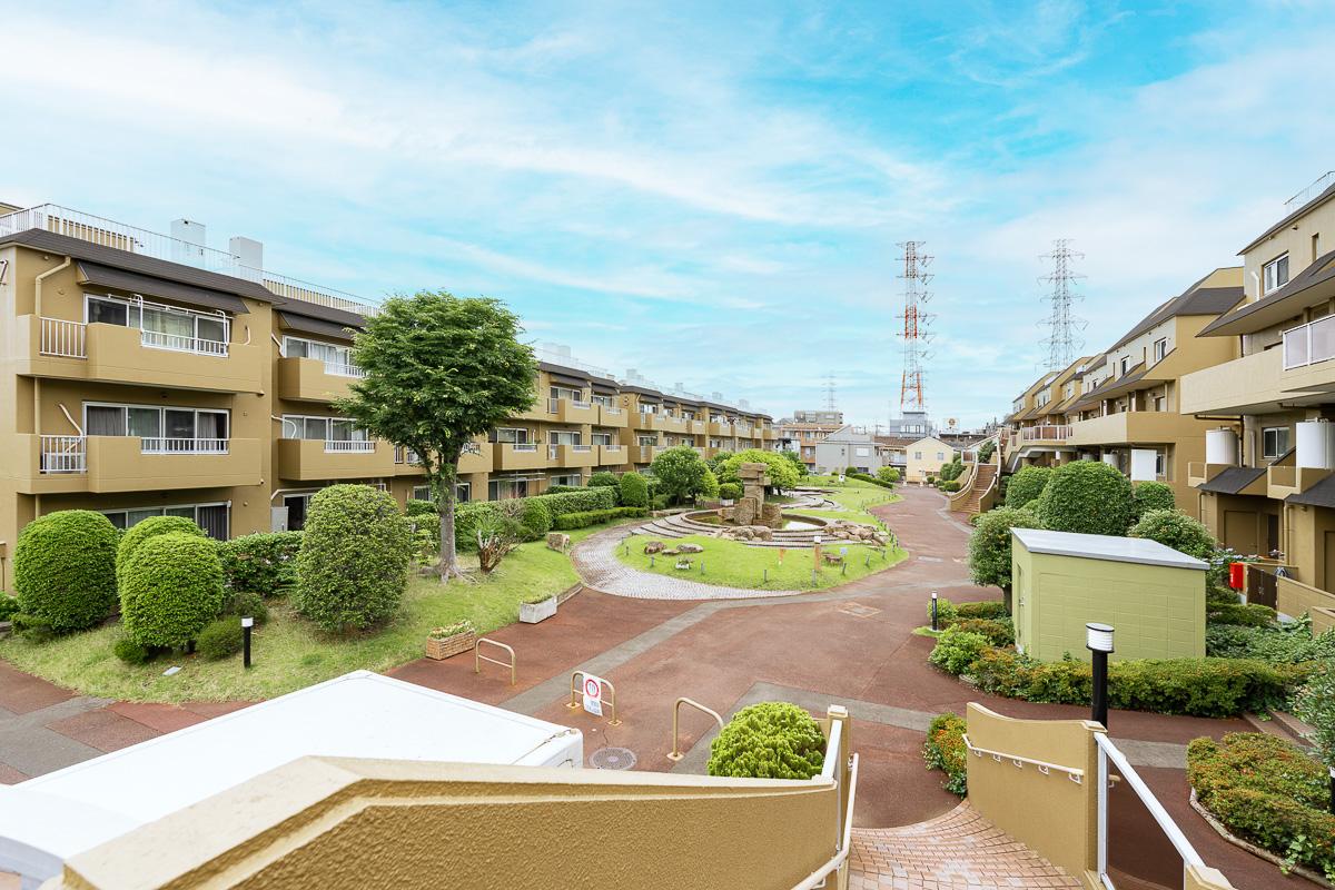 神奈川県横浜市港北区大曽根の売買物件/マンション敷地内には緑豊かな植栽