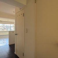 目黒区中目黒の賃貸物件/浴室・トイレの扉が並び、その奥にリビング