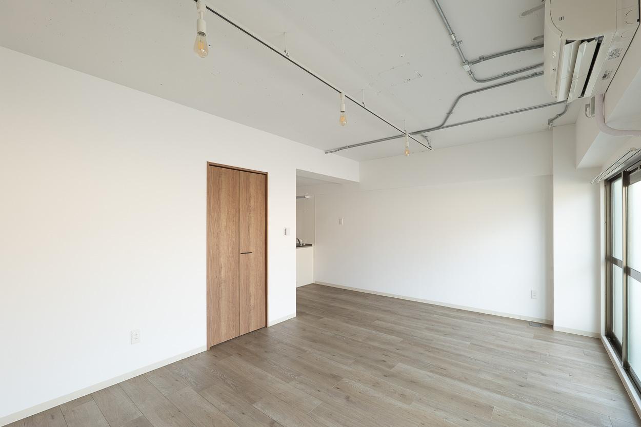杉並区高井戸西の賃貸物件/L字型の間取りは約17畳ほど。広すぎず、狭すぎず。ひとりでゆったり過ごすにはちょうどいい
