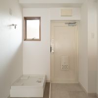 杉並区高井戸西の賃貸物件/玄関の横に洗濯機置き場があります