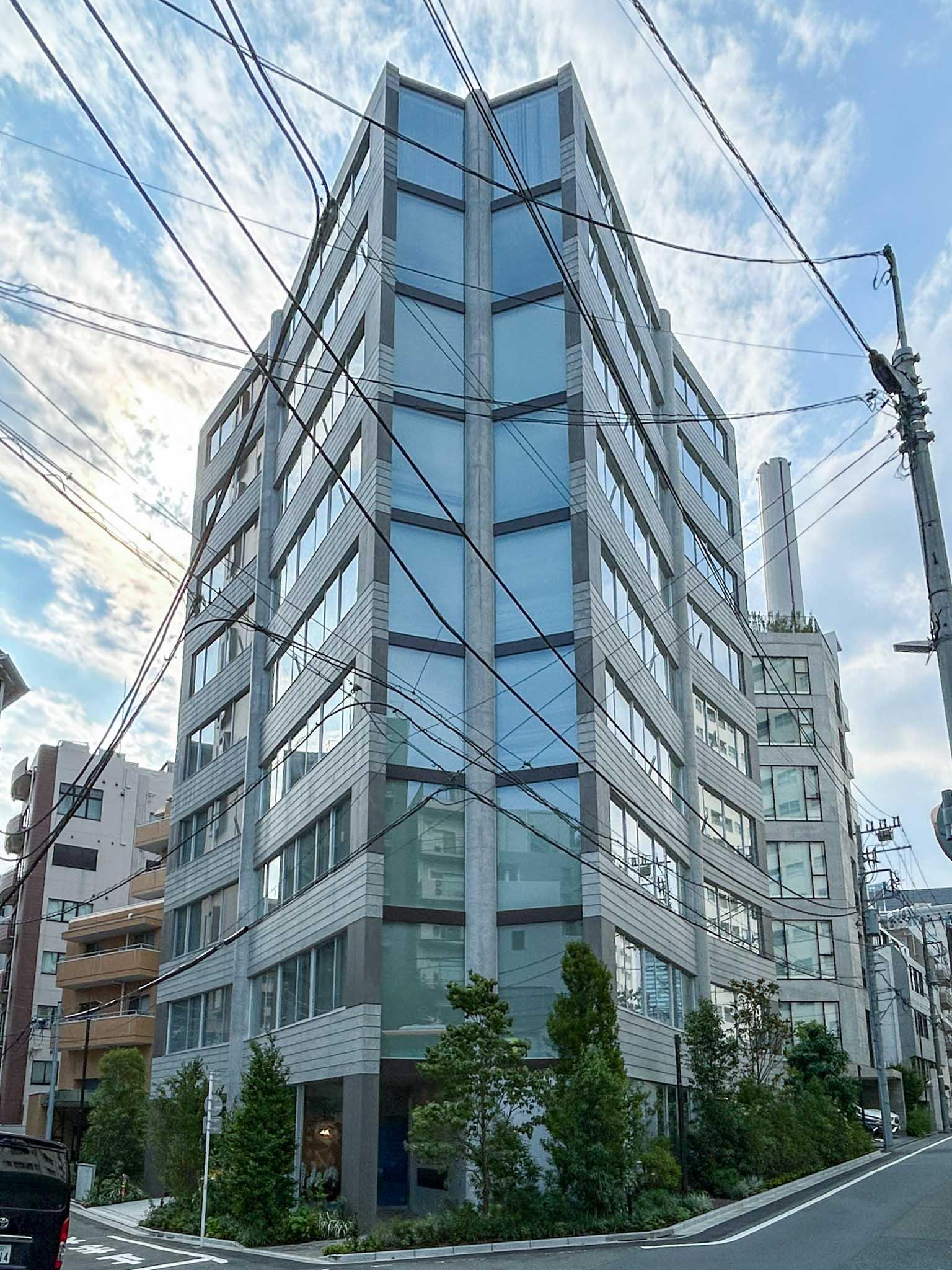 渋谷区東の賃貸物件/外観。建物中央部に設備を集約していることで、これほど大きな窓と天井高が確保できている