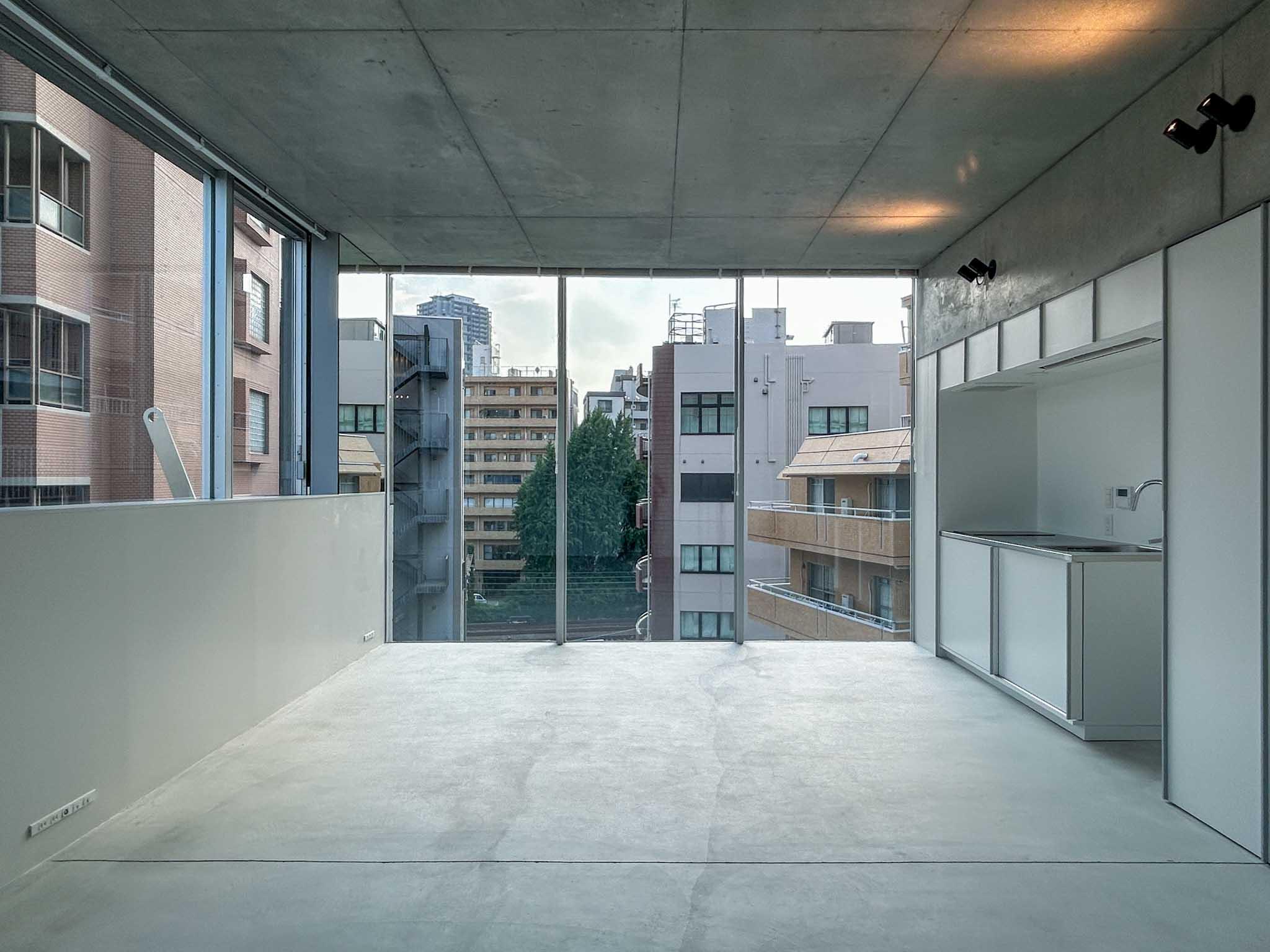 渋谷区東の賃貸物件/D（704）：美術館かと思うほど、ストイックに整えられた空間。家具のひとつひとつが良い感じに際立ちそう