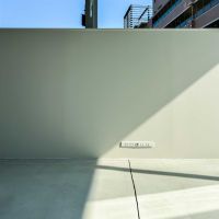 渋谷区東の賃貸物件/共通：コンセントプレートは横長。床には割れ防止のために、はじめからスリットが入っています