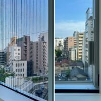 渋谷区東の賃貸物件/共通：網戸は蛇腹式に収まるタイプで、サッシ枠は壁に収まり、引き手のみ出っ張るつくり。おかげでノイズの少ないきれいな景色が手に入る