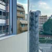 渋谷区東の賃貸物件/共通：腰窓とフィックス窓の間にある柱に鏡を張ることで、外の景色がつながっているようにみえる