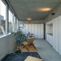 渋谷区東の賃貸物件/C（703）：玄関側をみる。同じリズムで連なる白い壁は、扉の存在感を消しています
