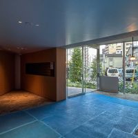 渋谷区東の賃貸物件/エントランス。写真左側にポストと宅配ボックスの受け取り口があります
