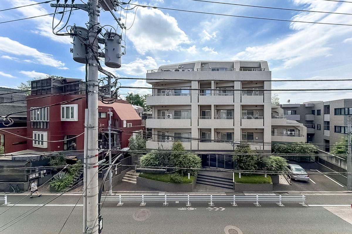目黒区東が丘の売買物件/ベランダからの眺望。前を通る道路は駒沢大学駅に続く自由通り