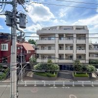 目黒区東が丘の売買物件/ベランダからの眺望。前を通る道路は駒沢大学駅に続く自由通り