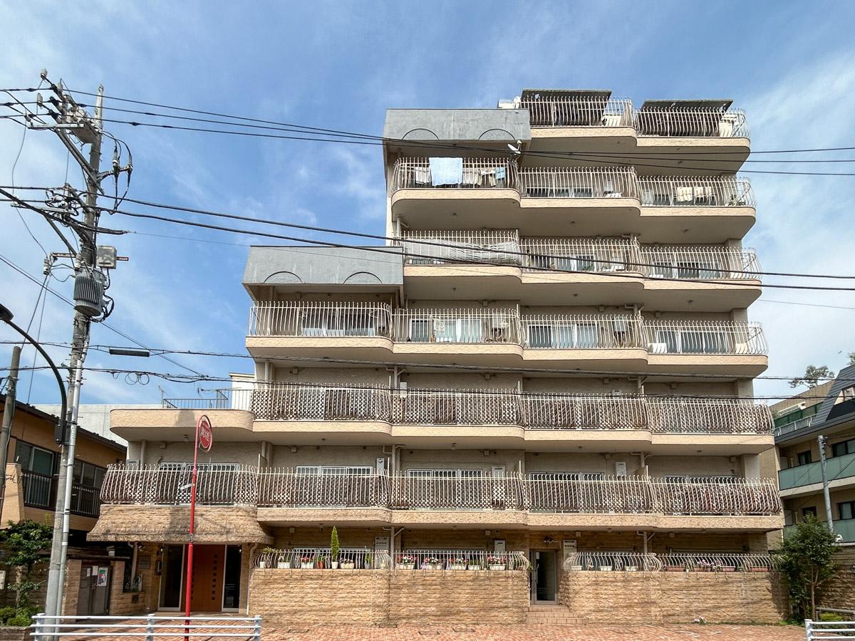 目黒区東が丘の売買物件/建物外観。2026年8月から建物全体の補修工事が入る予定。新たな姿でお出迎えしてくれます