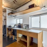 目黒区東が丘の売買物件/キッチン。調理スペースが広く確保されていて、食洗機や3口ガスコンロと設備も充実