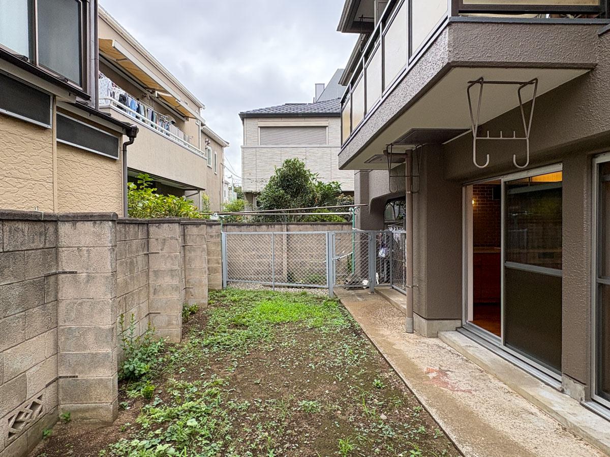 目黒区目黒本町の売買物件/庭　ブロック塀はジョリパッドで塗装をして綺麗になる予定です